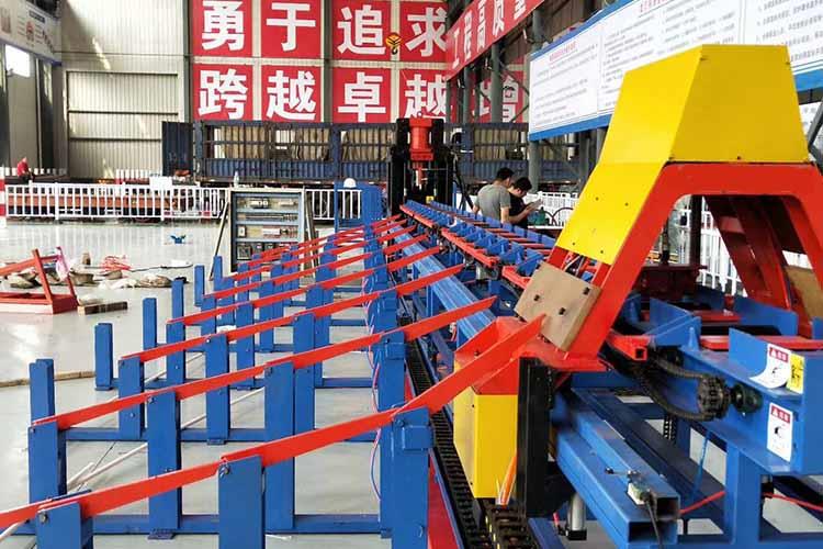 人工搬運實現鋼筋上下料，鋼筋定位精度不高，工人勞動強度大